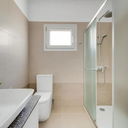 Sanders Sun - 3-bdr Apt With Shared Pool ليماسول